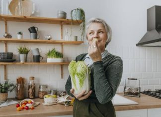 Oto 7 powodów, dla których warto jeść kapustę pekińską. Surówka z kapusty pekińskiej wpłynie m.in. na kondycję oczu, serca i kości