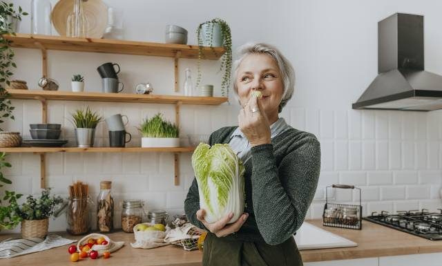 Oto 7 powodów, dla których warto jeść kapustę pekińską. Surówka z kapusty pekińskiej wpłynie m.in. na kondycję oczu, serca i kości