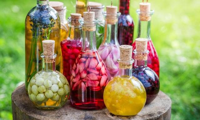 Oto 7 ulubionych nalewek Polaków. Te owocowe trunki nastawione latem, nadają się teraz do picia. Zimą wspomogą odporność i zwalczą infekcje
