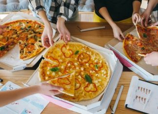 Najzdrowsza pizza. Możesz jeść ją, kiedy chcesz. Zobacz, ile kalorii ma to włoskie danie i jak zrobić je w pysznej wersji light