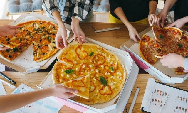 Najzdrowsza pizza. Możesz jeść ją, kiedy chcesz. Zobacz, ile kalorii ma to włoskie danie i jak zrobić je w pysznej wersji light