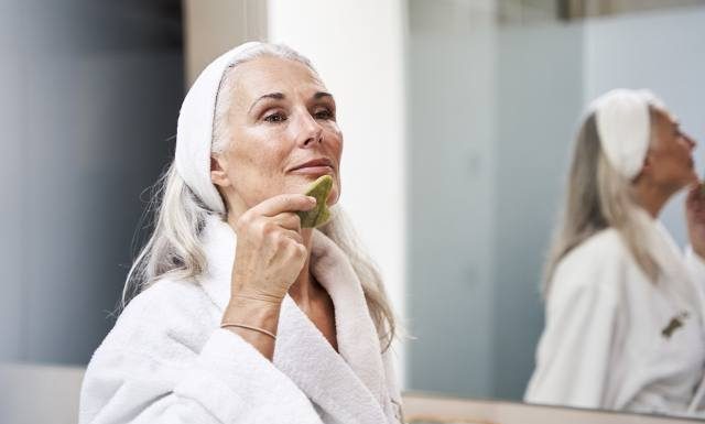 Odmładzający masaż kamieniem gua sha. Kupisz go już od 20 zł, a czyni cuda! Zobacz efekty i instrukcję krok po kroku