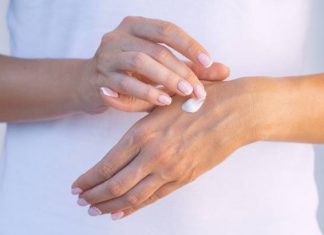 Popękane pięty i suche dłonie? Zimowe SOS dla skóry kupisz za mniej niż 10 zł. Ten kosmetyk skutecznie nawilża, wygładza i ujędrnia