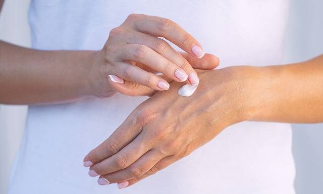 Popękane pięty i suche dłonie? Zimowe SOS dla skóry kupisz za mniej niż 10 zł. Ten kosmetyk skutecznie nawilża, wygładza i ujędrnia