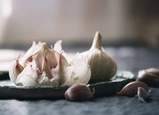 Czy możesz jeść czosnek? Sprawdź. Przeciwskazania mogą cię zaskoczyć