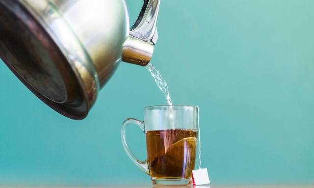 Nie każda herbata jest zdrowa. Pijąc taką, jesteś narażony na działanie mikroplastiku. Niebezpieczne jest nawet jej wdychanie!