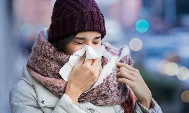 Kaszel, duszności, osłabienie zimą to nie tylko przeziębienie czy grypa. Smog szkodzi także zdrowym osobom, a skutki pojawiają się po czasie