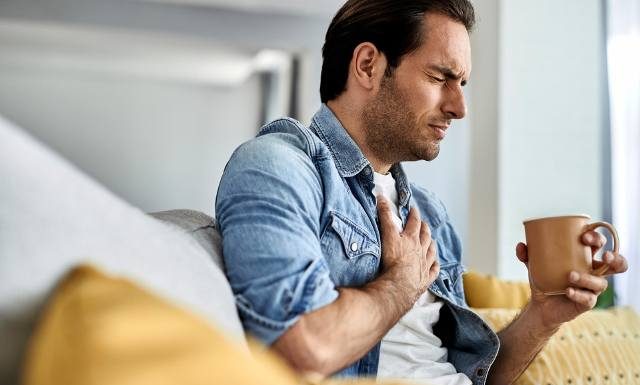 Kłucie w sercu – co robić, gdy się pojawi i jak rozpoznać jego przyczynę? Kiedy jest groźne i może zagrażać życiu?