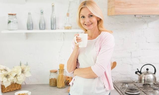 Pij szklankę tego napoju dziennie, a zmniejszysz ryzyko rozwoju raka jelita grubego. Unikaj jednak tych 3 produktów, bo działają odwrotnie