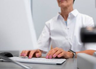 Polacy wyrabiają karty EKUZ na potęgę. NFZ przypomina, co gwarantuje, a czego nie pokrywa karta EKUZ. Jak załatwić kartę EKUZ?