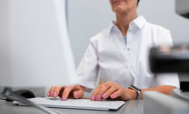 Polacy wyrabiają karty EKUZ na potęgę. NFZ przypomina, co gwarantuje, a czego nie pokrywa karta EKUZ. Jak załatwić kartę EKUZ?