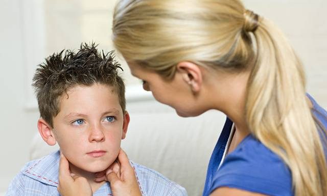 Świnka, czyli nagminne zapalenie przyusznic. Czy jej przechorowanie zapewnia odporność na całe życie? Poznaj pierwsze objawy świnki?