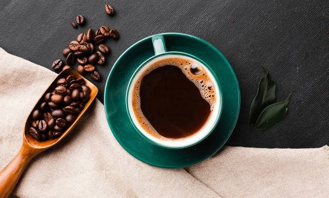 Zamiast do zupy wsyp szczyptę do kawy. Rozgrzewa i spala tłuszcz. Taki napój doda ci energii w zimowe dni. Wypróbuj prosty przepis