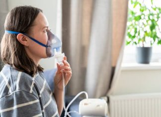 Inhalacje z soli fizjologicznej na kaszel, katar i zatoki. Kiedy wskazana jest nebulizacja? Wybierz najlepszą sól do inhalacji