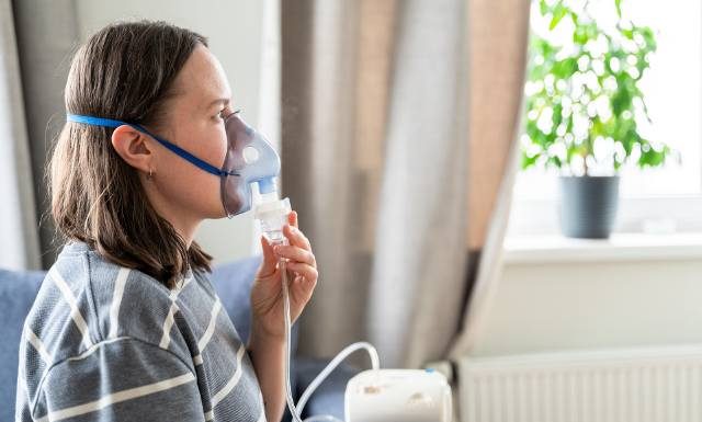 Inhalacje z soli fizjologicznej na kaszel, katar i zatoki. Kiedy wskazana jest nebulizacja? Wybierz najlepszą sól do inhalacji
