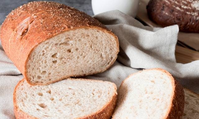 Nie samym chlebem człowiek żyje, ale wiele osób nie potrafi z niego zrezygnować. Jaki chleb jest najzdrowszy? Sprawdź, jak odświeżyć chleb