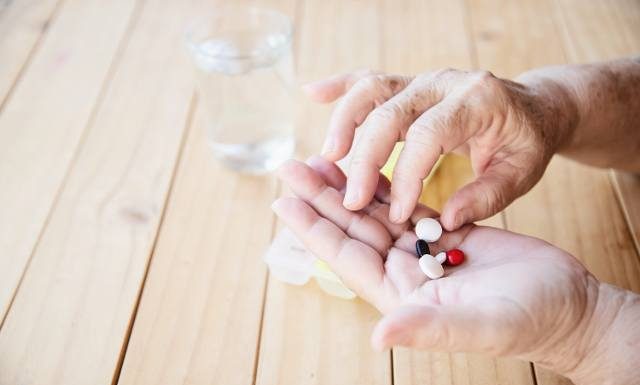 Weźmiesz więcej, to szybciej wyzdrowiejesz? Niekoniecznie. Toksykolog ostrzega przed zażywaniem zbyt dużej ilości leków