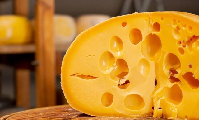 Czy ser żółty jest zdrowy? Nie każdy powinien go jeść. Zobacz, komu może zaszkodzić ten popularny ser