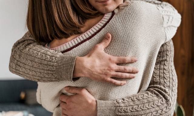 Dzień Przytulania warto obchodzić codziennie. Korzyści są nie do przecenienia! Przytulaj się jak najczęściej