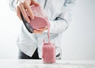 Koktajl dobry na odchudzanie. Wystarczą 3 składniki. Wypij różowe smoothie na śniadanie i czekaj na efekty