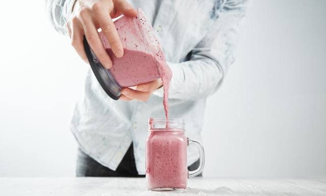 Koktajl dobry na odchudzanie. Wystarczą 3 składniki. Wypij różowe smoothie na śniadanie i czekaj na efekty