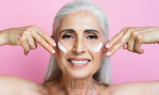 Hit z apteki kosztuje grosze, a działa jak luksusowy krem. Zlikwiduje zmarszczki i worki pod oczami. Wypróbuj maść z witaminą A na twarz