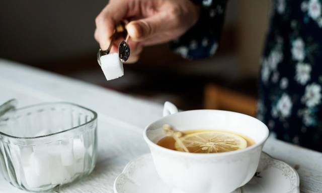 Jemy go coraz więcej – często nieświadomie. 45 kg na osobę rocznie to „biała śmierć”. Ekspert ostrzega