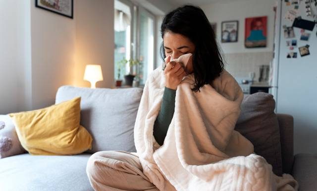 Grypa czy przeziębienie? Rodzaj infekcji infekcji poznasz po objawach. Sprawdź czas rozwoju i przebieg tych chorób
