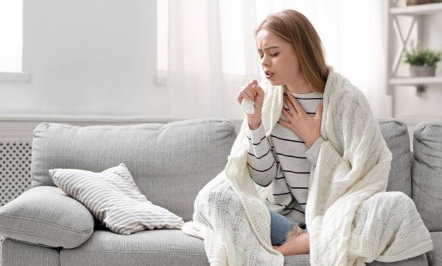 Kaszel możesz mieć nawet kilka miesięcy. To krztusiec czy grypa, a może przeziębienie? Objawy choroby mogą zmylić. Jak przebiega koklusz?