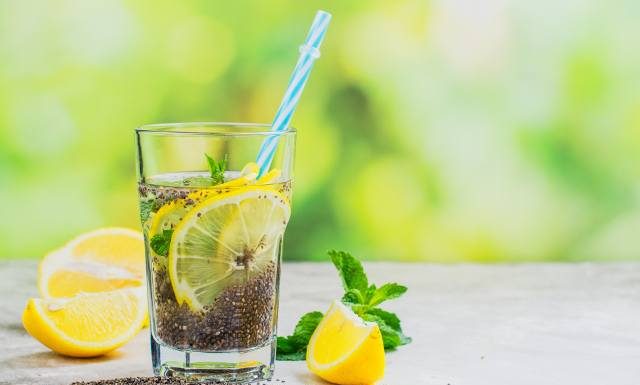 Napój, który działa! Woda z chia na odchudzanie i zmarszczki! Ta mikstura to hit wśród influencerek. Sprawdź przepis
