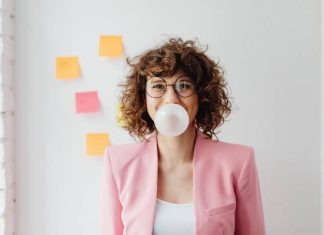 Czy guma do żucia jest zdrowa? Jej używanie może przynieść więcej szkody niż pożytku. Co powinna zawierać zdrowa guma do żucia?