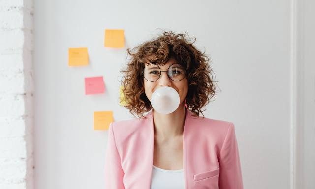 Czy guma do żucia jest zdrowa? Jej używanie może przynieść więcej szkody niż pożytku. Co powinna zawierać zdrowa guma do żucia?