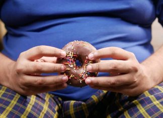 Pączki nie dla każdego. Tym osobom mogą zaszkodzić. Zanim zjesz sprawdź, czy ci wolno. Podnoszą cholesterol i cukier, sprzyjają tyciu