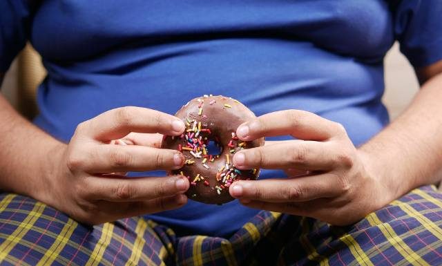 Pączki nie dla każdego. Tym osobom mogą zaszkodzić. Zanim zjesz sprawdź, czy ci wolno. Podnoszą cholesterol i cukier, sprzyjają tyciu