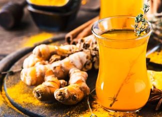 Wystarczy pół łyżeczki dziennie. Wsyp do wody i pij zawsze o tej porze. Napój poprawi odporność, pomoże w odchudzaniu i odmłodzi