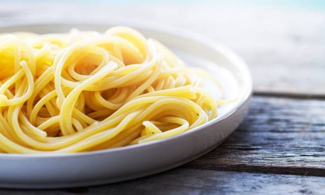 Nigdy nie jedz makaronu po tym czasie! Konsekwencje mogą być tragiczne. Sprawdź, jak długo możesz przechowywać makaron w lodówce