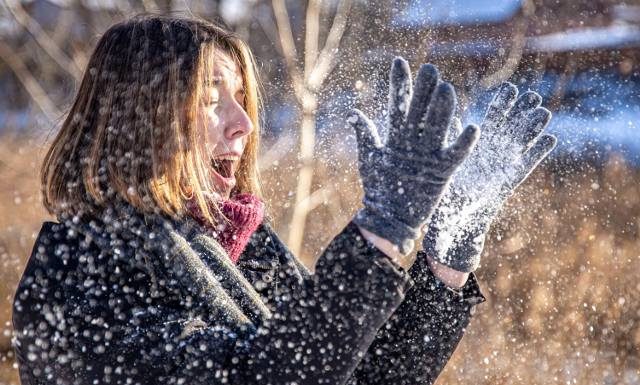 Ciepła woda to pułapka! Nigdy nie popełniaj tego błędu. Zobacz, co robić przy przemarznięciu rąk, nóg i całego ciała