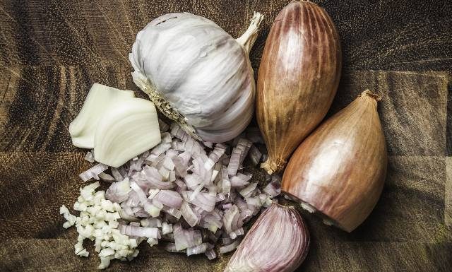 Gałganek Aliny to skuteczna metoda na katar i kaszel. Sprawdź również przepis na naturalne krople do nosa z buraka oraz okłady gorczycowe