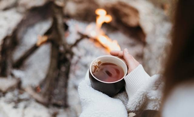 Co pić, żeby się rozgrzać? Tych 5 pysznych napojów pomoże ci się rozgrzać w mroźne dni. Dowiedz się, czego do picia unikać na mrozie