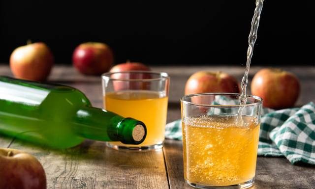 Ocet jabłkowy na odchudzanie: cudowny eliksir czy wielka ściema? Naukowcy to sprawdzili. Sprawdź dawkowanie i zasady bezpiecznej kuracji