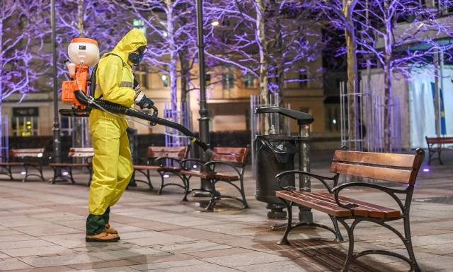 Jak wyglądało nasze życie, gdy wybuchła pandemia koronawirusa? Kadry jak z filmu postapo: zamknięte lasy i dezynfekowanie ulic