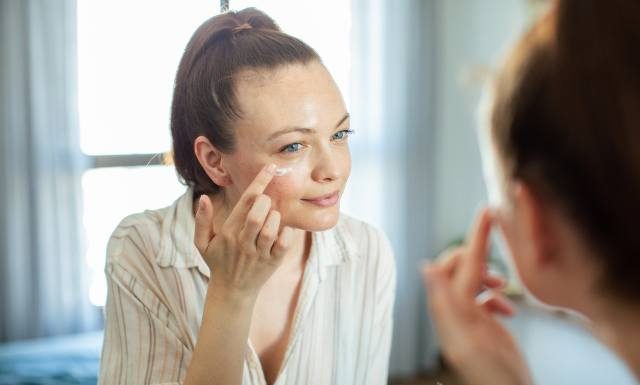 Te tanie kosmetyki z apteki działają jak luksusowe kremy przeciwzmarszczkowe. Zastąpią lifting i botoks. Wygładź zmarszczki za grosze