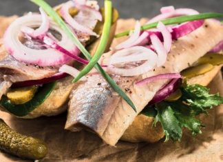 Śledź pod lupą! Czy jest zdrowy i ile ma kalorii? Sprawdź, czy warto go jeść i wypróbuj proste przepisy