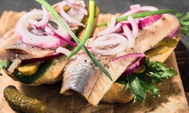 Śledź pod lupą! Czy jest zdrowy i ile ma kalorii? Sprawdź, czy warto go jeść i wypróbuj proste przepisy