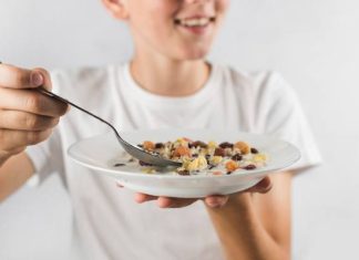 Myślisz, że płatki śniadaniowe to zdrowy wybór? Nie zawsze! Zobacz, które warto jeść, a których lepiej unikać