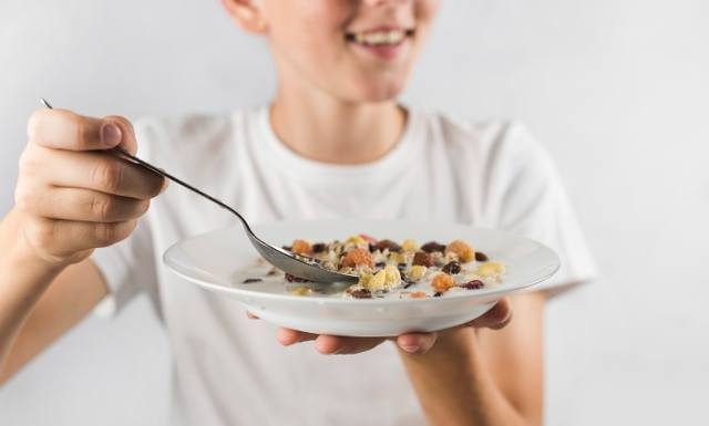 Myślisz, że płatki śniadaniowe to zdrowy wybór? Nie zawsze! Zobacz, które warto jeść, a których lepiej unikać