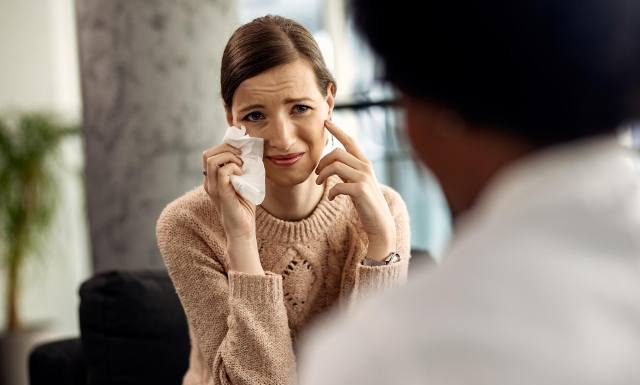 Wzruszenie, przeziębienie czy alergia? Jak dbać o oczy, gdy łzawią i swędzą? Pomogą naturalne sposoby na alergiczne zapalenie spojówek