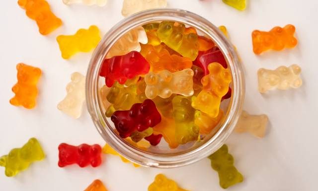 To najgorsze słodycze. Sam cukier i puste kalorie. To musisz wiedzieć zanim zjesz kolejnego żelka albo sięgniesz po witaminy do żucia