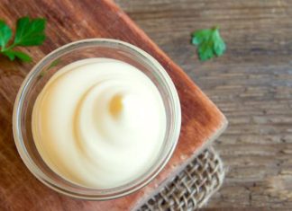 Tym zastąpisz tradycyjny majonez! Poznaj jego lżejsze zamienniki. Jakie produkty wykorzystać do ulubionych dań zamiast majonezu?