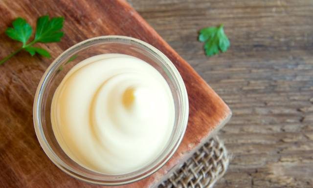 Tym zastąpisz tradycyjny majonez! Poznaj jego lżejsze zamienniki. Jakie produkty wykorzystać do ulubionych dań zamiast majonezu?